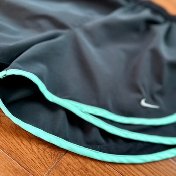 NIKE Women’s Dry Fit Running Shorts Size Medium Black/Green - Picture 6 of 6